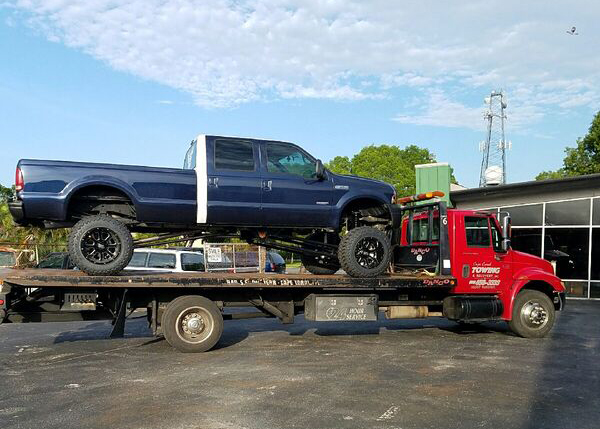 Read more about the article Heavy Equipment Towing Tips